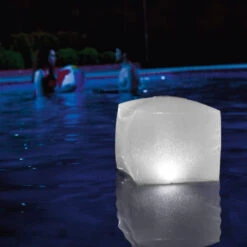 Intex Cube Flottant Avec Éclairage LED 23 X 23 Cm -Plage Équipement Magasin intex cube flottant avec eclairage led 23 x 23 cm 1